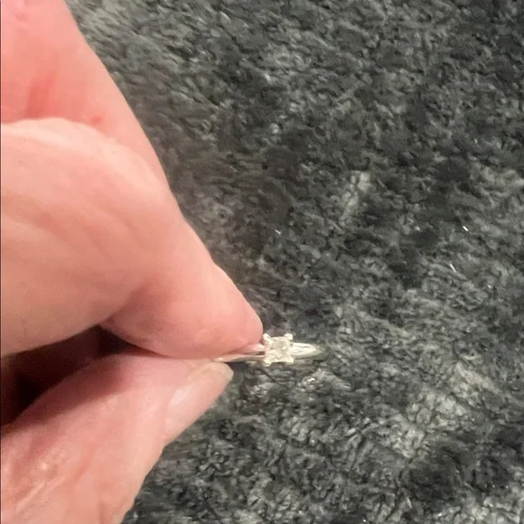 Elegant white Gold Diamond Ring - Picture 1 of 4